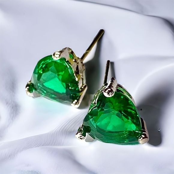 Green Heart Shaped Crytal Gemstones in 925 Sterling Silver Filled Earrings - Picture 2 of 6